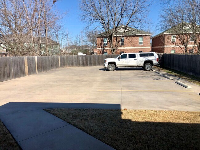 Building Photo - 3BR/3BA House Near Campus