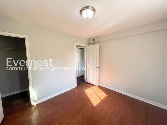 Building Photo - 193 W Canterbury Dr