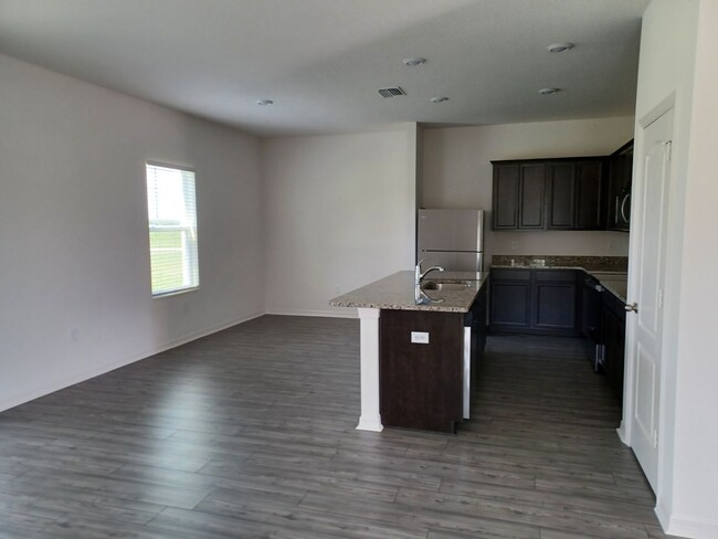 Building Photo - *** 2 WEEKS FREE RENT ***  5 bedroom 3.5 b...