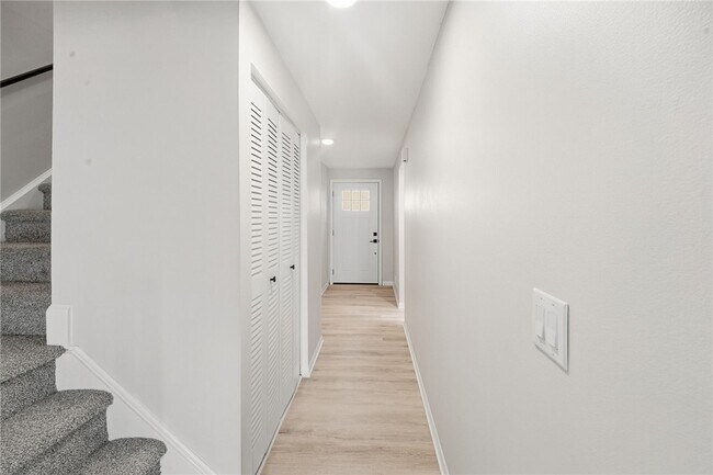 Building Photo - 17 Willowick Dr