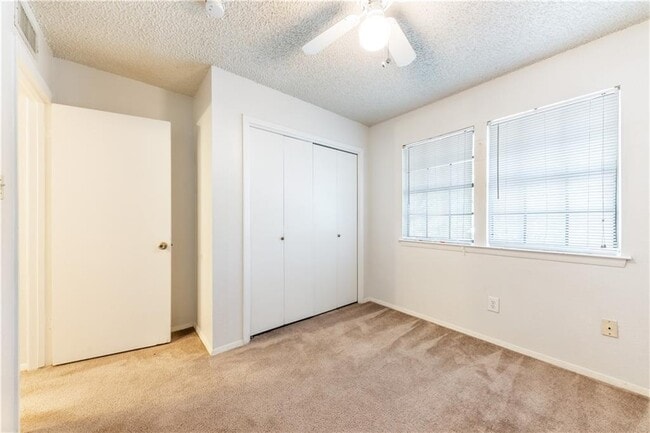 Building Photo - 1706 Onion Creek Village Dr