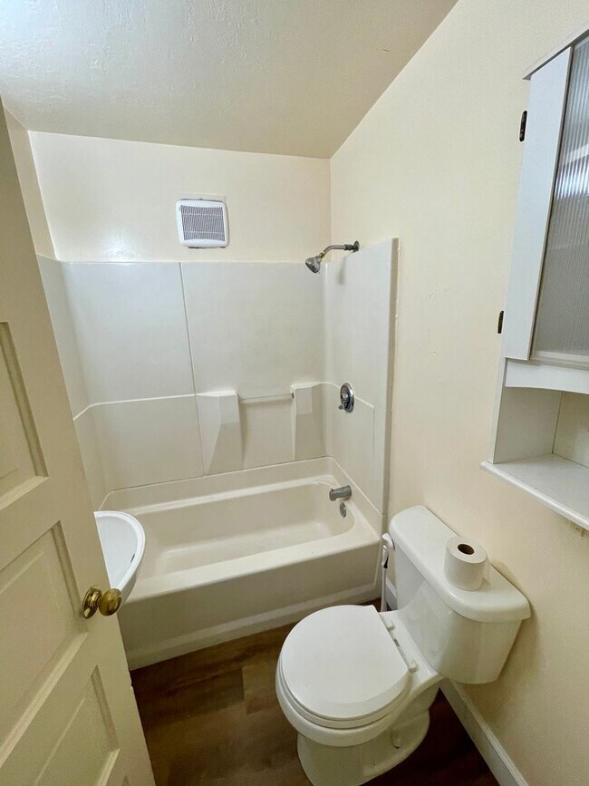 Building Photo - Vincent Park Triplex