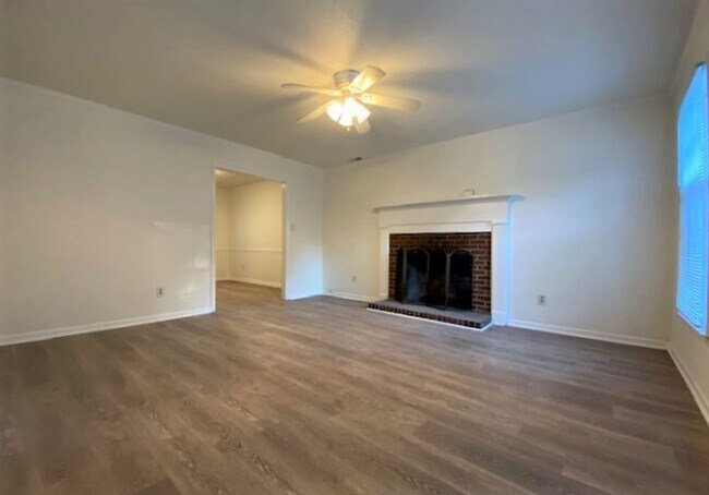 Building Photo - 3 bed, 2 bath 1 1/2 story - East Charlotte...