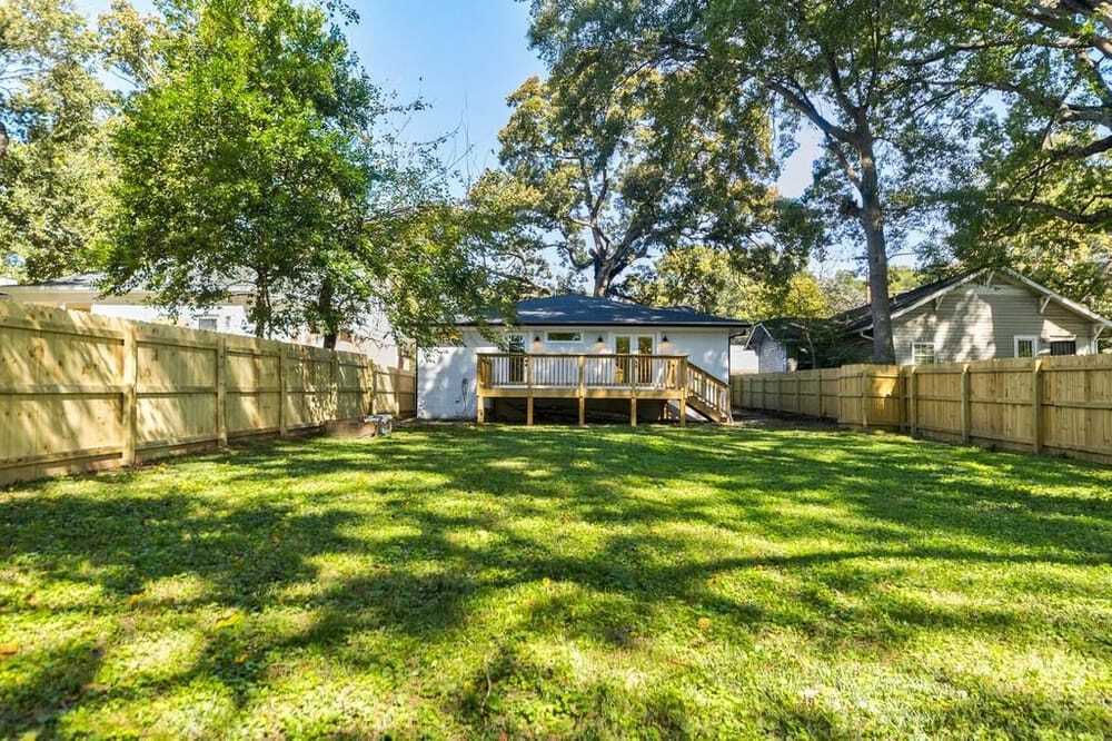 Huge fenced in yard - 728 Pearce St SW