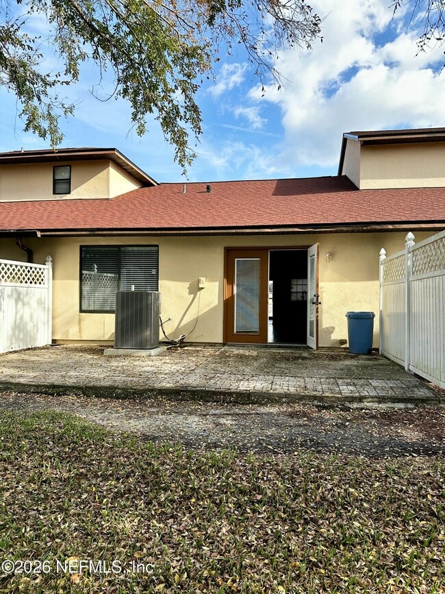 Building Photo - 341 Redwood Ln
