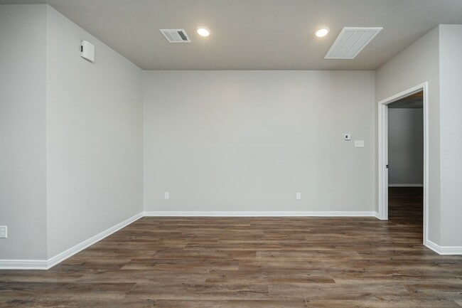 Building Photo - Spacious Townhome Available Now!