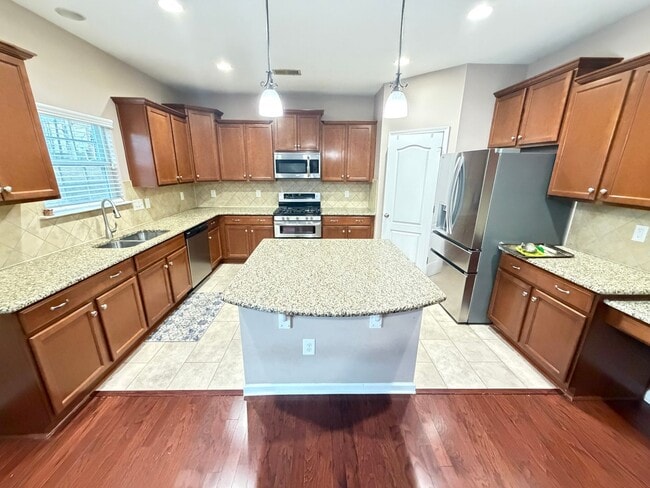 Building Photo - Expansive 5-Bedroom, 3-Story Home in Desirable Harrisburg Neighborhood