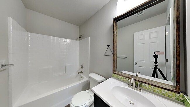 Building Photo - Very Nice 3 Bedroom 2 Bath Home in Yukon Schools