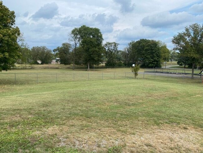 Building Photo - For Rent - Renovated One Bedroom Unit in G...