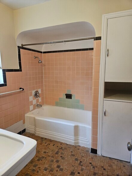 Bathroom - 885 Paris Ave S