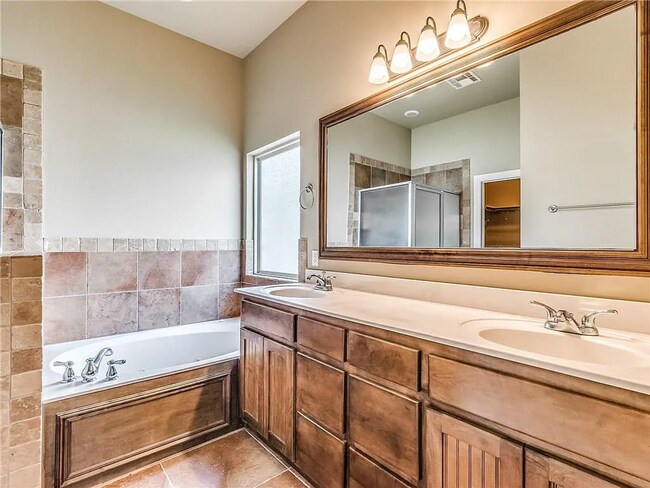 Building Photo - Gorgeous 3 bed, 2 bath home in NW OKC/Edmo...