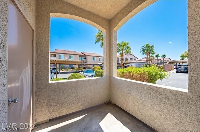 Building Photo - 2305 W Horizon Ridge Pkwy