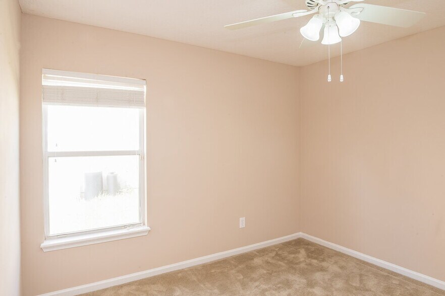 Building Photo - 744 Flowers St