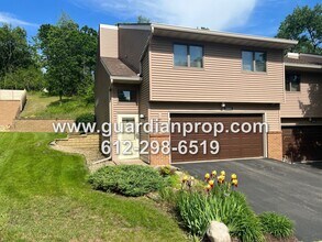 Building Photo - End Unit Townhouse Available June 1st, Vaulted Ceilings, Large Patio, Loft Area