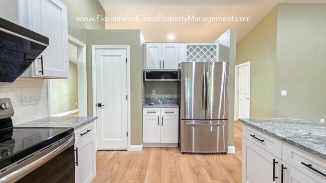 Building Photo - IMPRESSIVE 3 BEDROOM/2 BATH SARASOTA HOME! SUPER LOCATION! PET FRIENDLY!