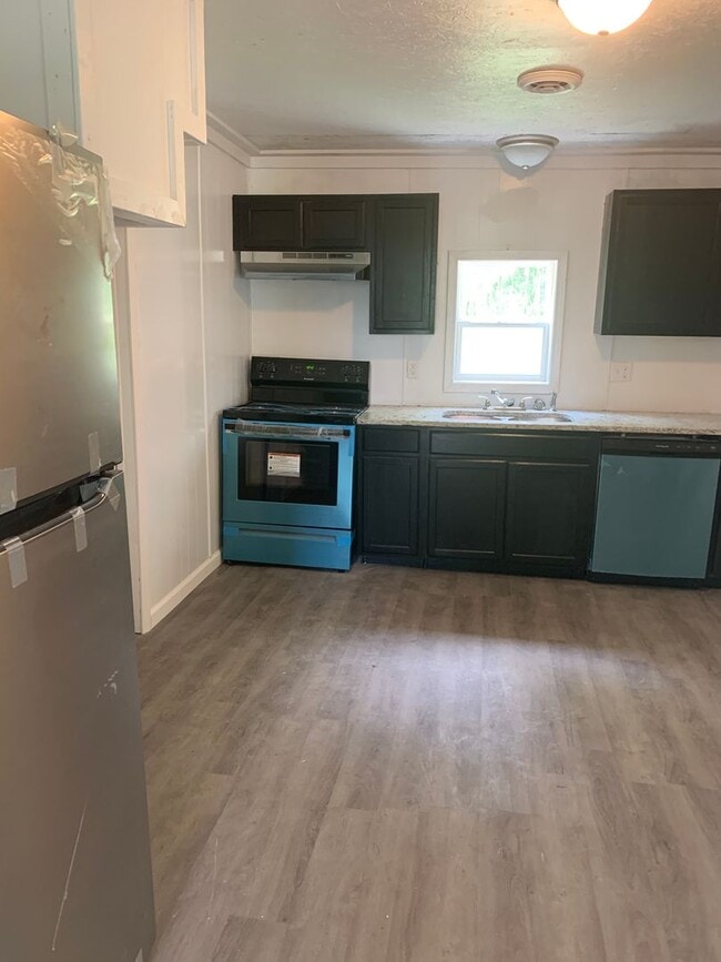 Building Photo - Newly Remodeled 2 bedroom 1 bathroom!!