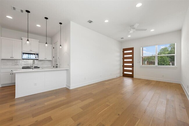 Building Photo - 308 E 20th St