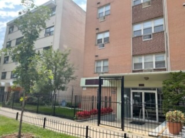 Building Photo - 5950 N Kenmore Ave