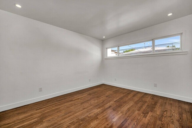 Building Photo - Designer remodeled unit in WeHo!