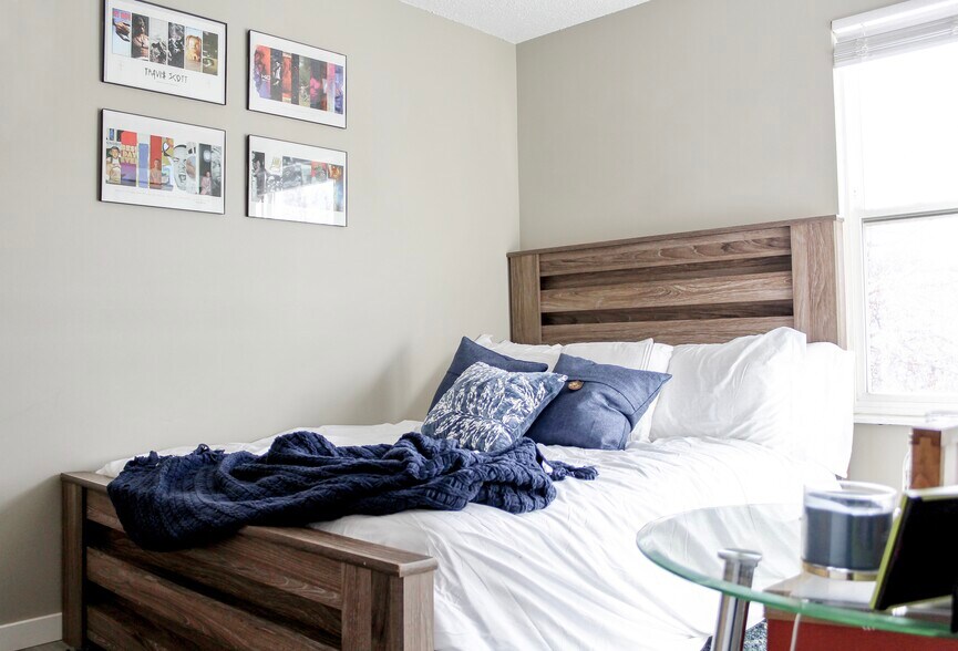 Building Photo - 1987 Palm Dr