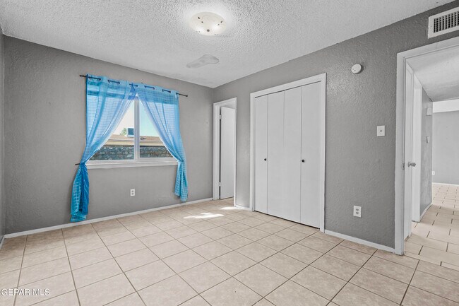 Building Photo - 5712 Longview Dr