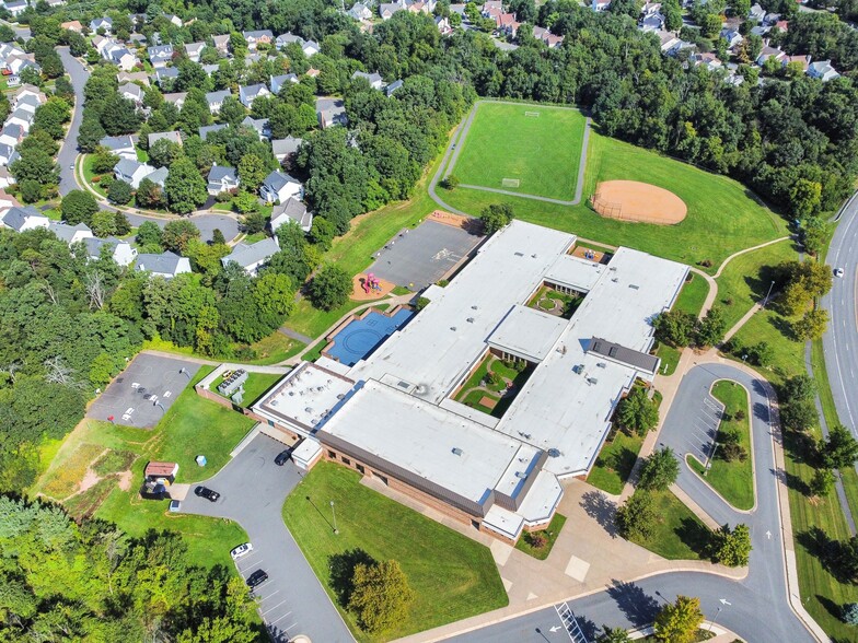 townhome backs to green space and Ashburn elementary school - 44046 Aberdeen Ter