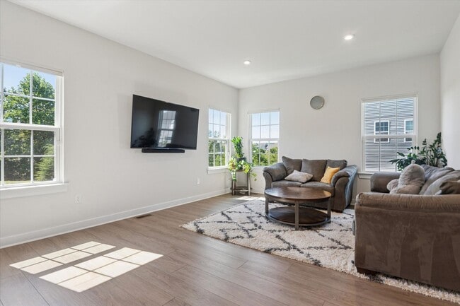 Building Photo - Beautifully Upgraded 4B/3.5B Home with Dec...