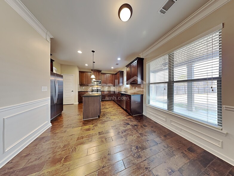 Building Photo - 137 Border Ave