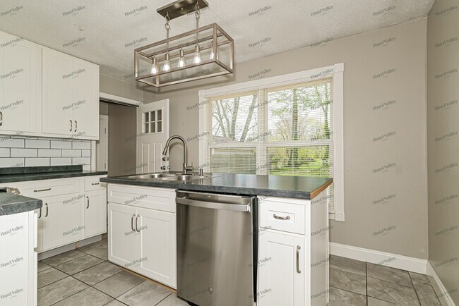 Building Photo - 1851 Longford Dr