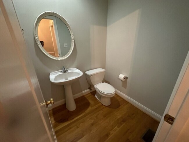 Building Photo - Stunning Townhome - Irving Park