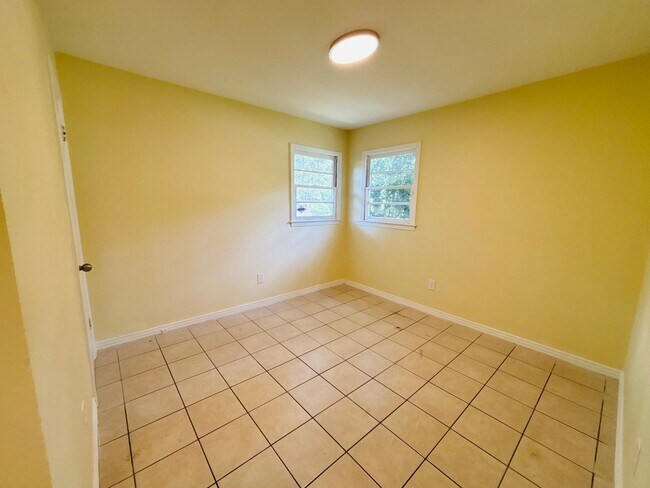 Building Photo - 6804 Anders Dr
