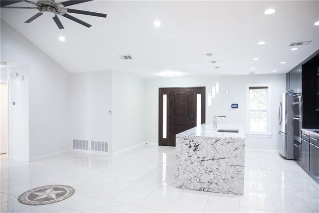 Building Photo - 202 Spring Garden Dr
