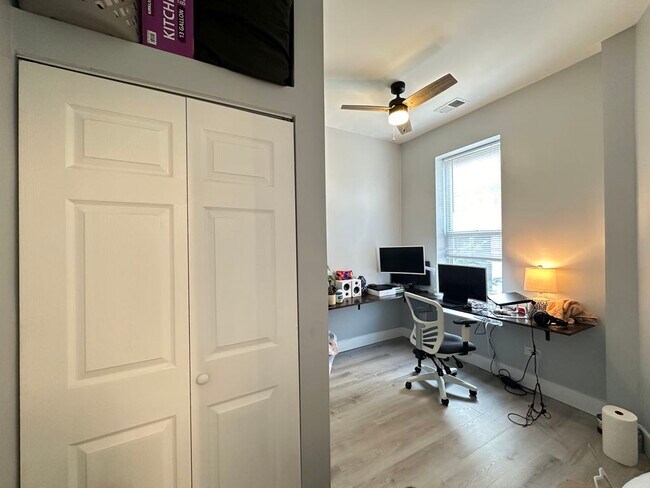 Building Photo - 1333 W Walton St