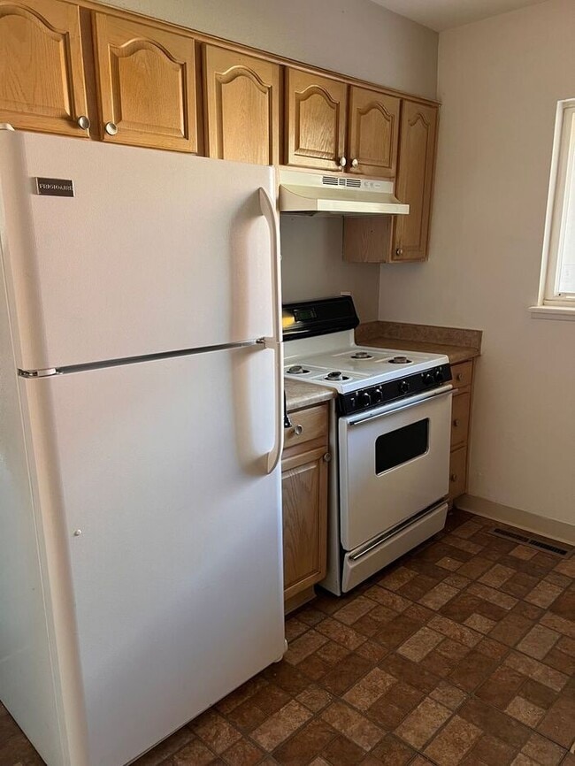 Building Photo - Spacious Three Bedroom Townhome in Westmin...