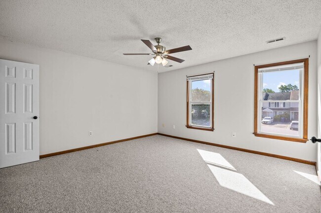 Building Photo - Charming 2 Bed, 2.5 Bath Townhouse for Rent in Virginia Beach!