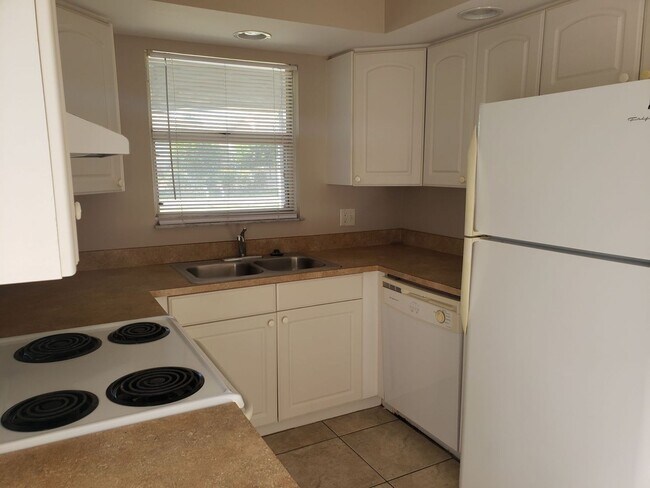 Building Photo - WR-16 Gebel 1101 Duplex