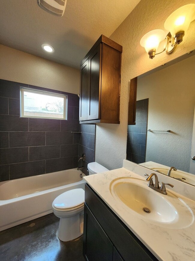 Building Photo - LOCATION! Walk to Torrey Park / Close to NB Downtown & Gruene / No Carpet / NBISD