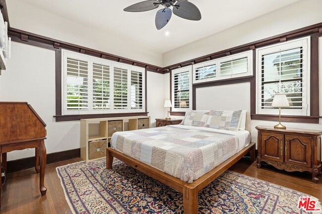 Building Photo - 1458 W 48th St