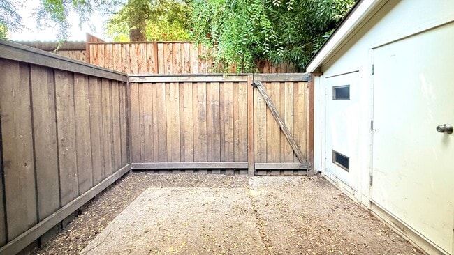 Building Photo - NEWLY RENOVATED---- 2BD/1BA, End Unit TH in Twin Creeks Garden, San Ramon- Available Now!