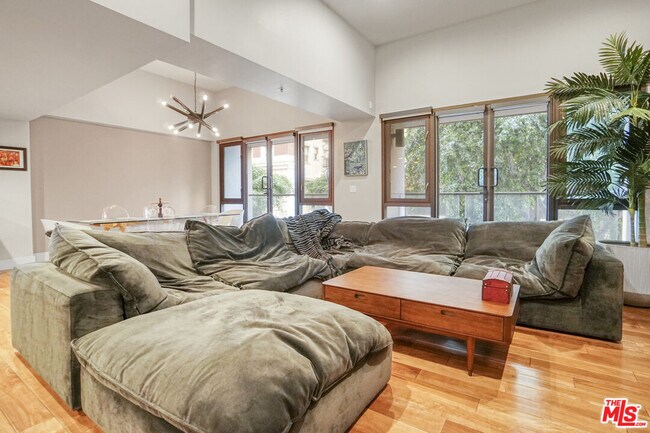 Building Photo - 460 S Spring St