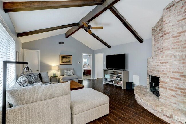 Building Photo - 9738 Derrik Dr