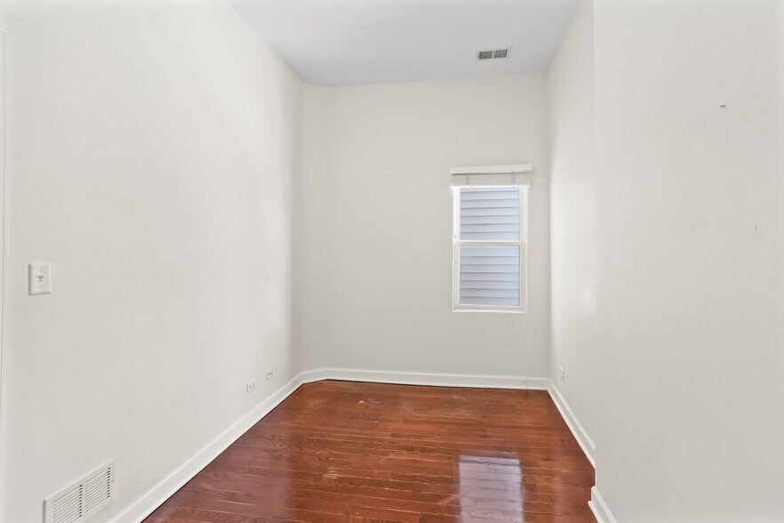 Building Photo - 2672 N Halsted St