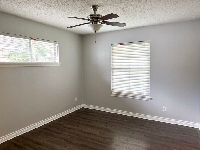 Building Photo - 3 Bedroom / 2 Bath