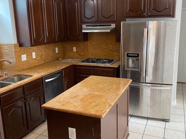 Building Photo - 5 Bedrooms in Richardson!