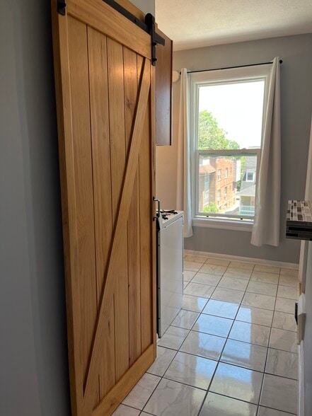 Entry hall - 138 N 31st Ave