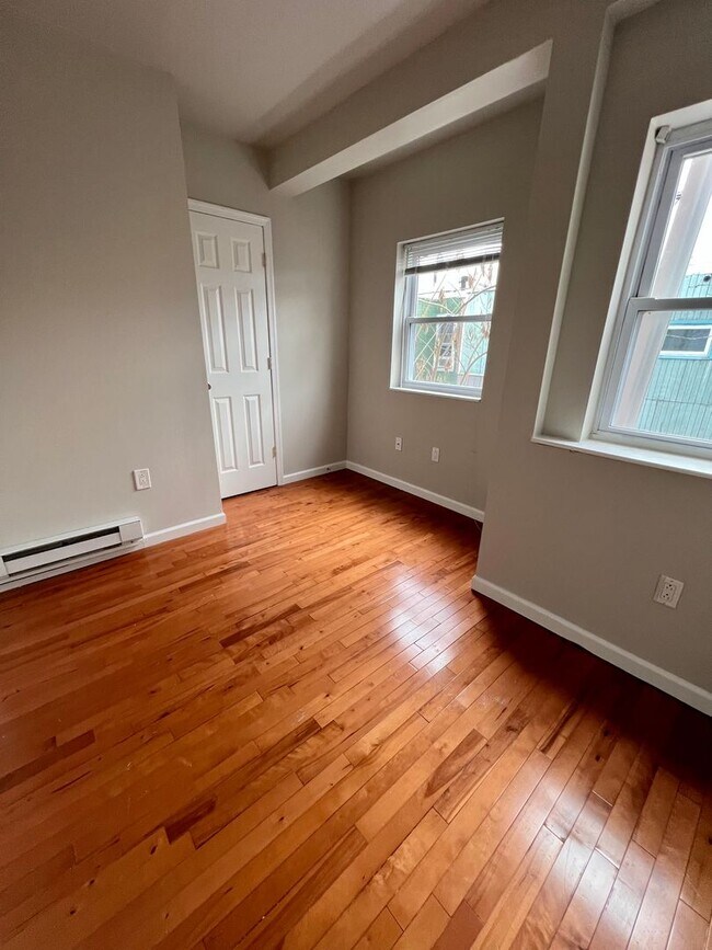 Building Photo - Stunning 4-Bedroom Townhouse in North Phil...