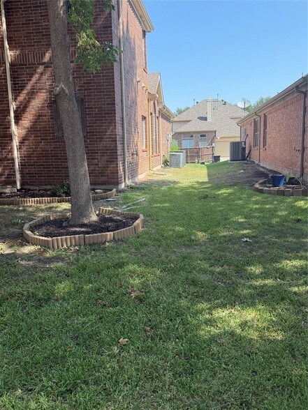 Building Photo - 11490 La Grange Dr