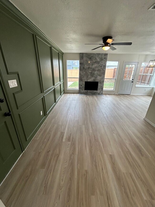 Building Photo - 1131 Holly Dr