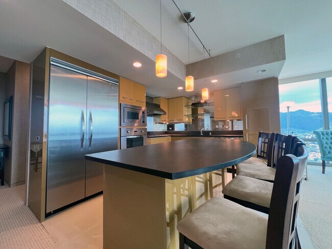 Building Photo - Luxurious Penthouse Living in Downtown Honolulu!