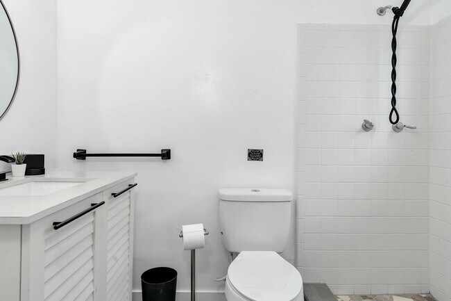 Building Photo - 2233 SE 15th St